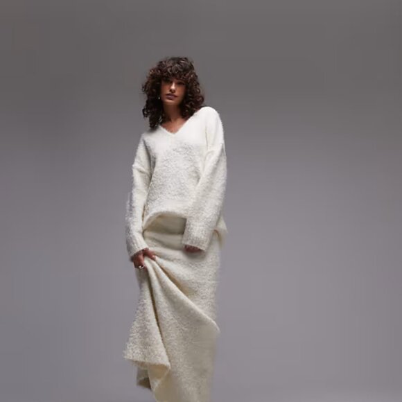 Cozy Sweater Cream Oversized Fit - Picture 1 of 10